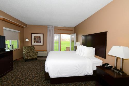 Cobblestone Inn & Suites - Denison | Majestic Hills