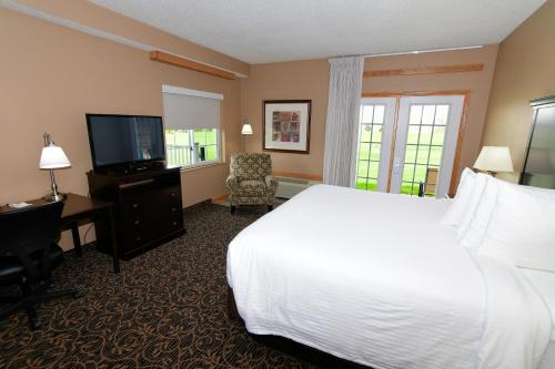 Cobblestone Inn & Suites - Denison | Majestic Hills