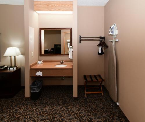 Cobblestone Inn & Suites - Denison | Majestic Hills