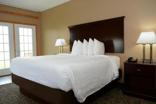 Cobblestone Inn & Suites - Denison | Majestic Hills