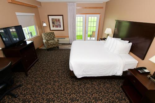 Cobblestone Inn & Suites - Denison | Majestic Hills