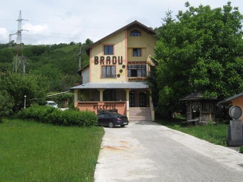 B&B Piatra Neamţ - Pensiunea BRADU - Bed and Breakfast Piatra Neamţ