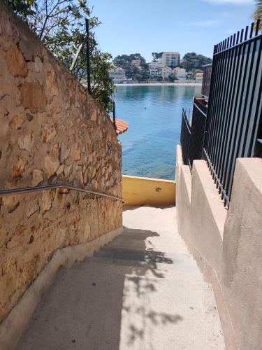 Joli studio les pieds dans l eau avec place de Parking gratuite