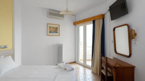 Kardamili Beach Hotel Set in a prime location of Stoupa, Cardamili Beach Hotel puts everything the city has to offer just outside your doorstep. Offering a variety of facilities and services, the hotel provides all you nee