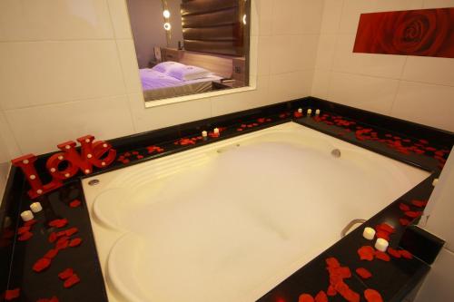 King Room with Spa Bath image 1