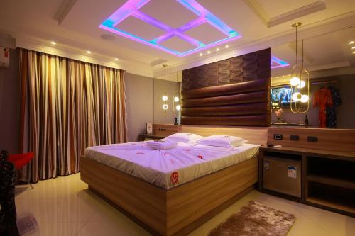 King Room with Spa Bath image 4