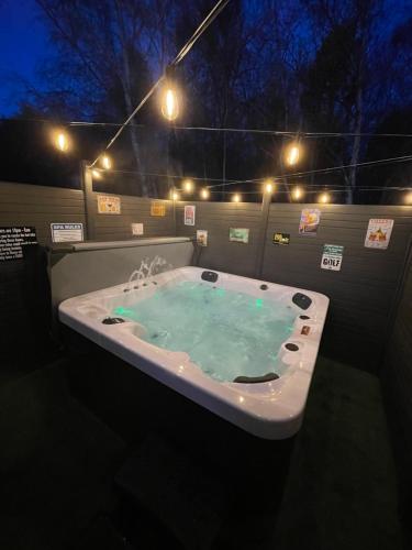 Tigers Wood - 2 bed hot tub lodge with free golf, NO BUGGY - Accommodation - Swarland