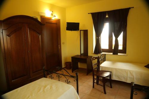 1 queen bed, 3 twin beds