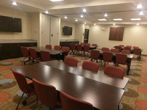 스테이브리지 스위트 그랜드 포크스 바이 IHG - 회의실/연회장