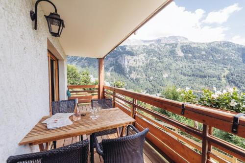 Two-Bedroom Apartment with Mountain View (6 Adults)