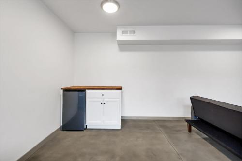 Studio 541 Modern Cottage Near Deschutes Brewey - 30 days min cottage - image 3