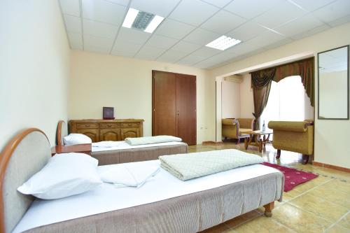 1 double bed, 2 twin beds