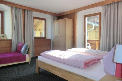 3 bedrooms, 4 beds