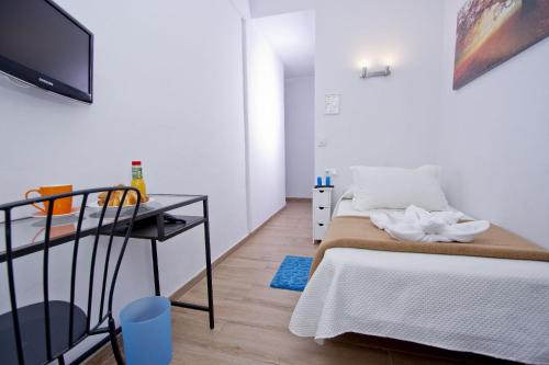 Standard Single Room image 10