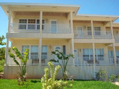 Exterior view, Sapphire Garden Townhouses in George Town