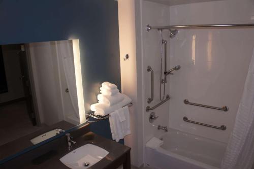 Deluxe Queen Room with Bathtub with Grab Bars - Mobility Accessible/Non-Smoking