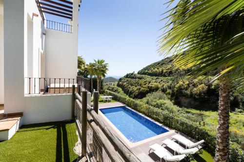 Luxury 4BR Villa - Benahavis Hills & Country Club