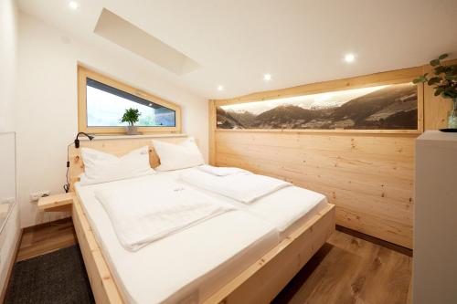 1 king bed, 1 sofa bed