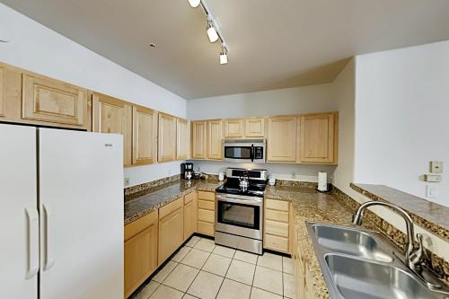 All-Suite Resort - Pool & Hot Tub - Walk to Lifts condo - main image