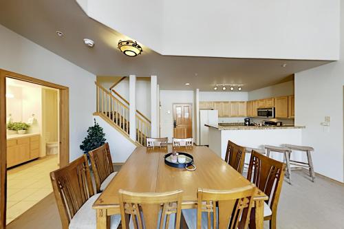 All-Suite Resort - Pool & Hot Tub - Walk to Lifts condo - image 4