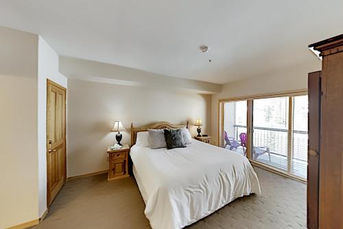 All-Suite Resort - Pool & Hot Tub - Walk to Lifts condo - image 6