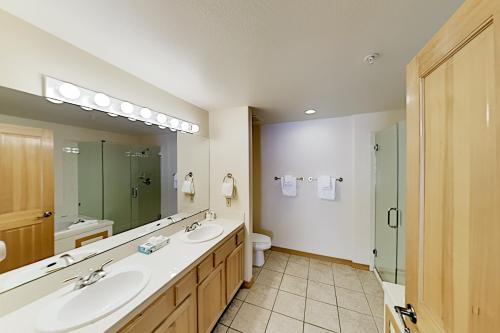 All-Suite Resort - Pool & Hot Tub - Walk to Lifts condo - image 8