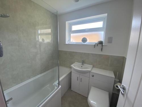 Beau - Brambles Chine, Colwell Bay, Nr Yarmouth - 5 star WiFi - Short walk to The Hut and beach - Ferry offers 4