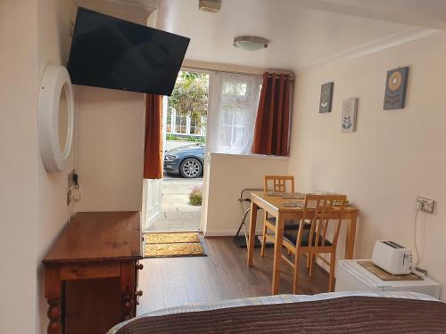 Penryn Guest House, ensuite rooms, free parking and free wifi