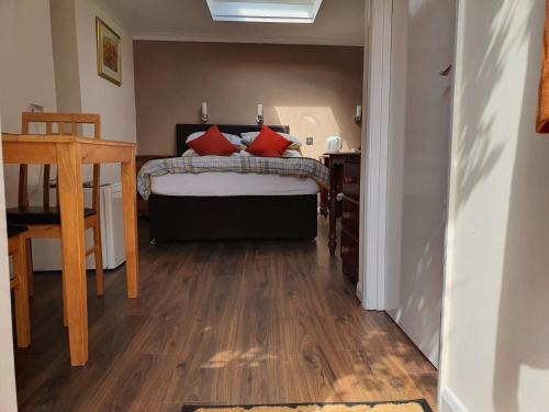 Penryn Guest House, ensuite rooms, free parking and free wifi
