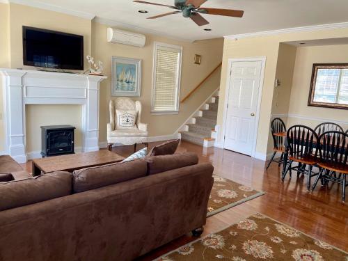 Modern Cottage Downtown NPT-Waites Wharf Cottage RE05618-STR image