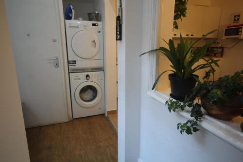 Bordeaux M1 R3 - Nice & Comfortable Double Room with Private Patio & Shared Bathroom 4