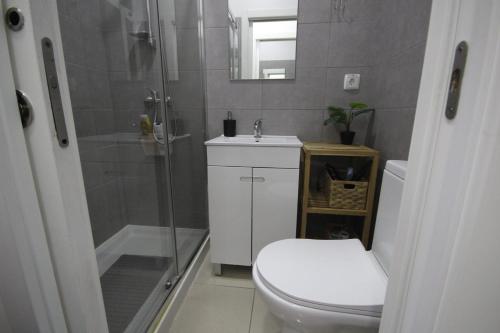 Bordeaux M1 R3 - Nice & Comfortable Double Room with Private Patio & Shared Bathroom 5