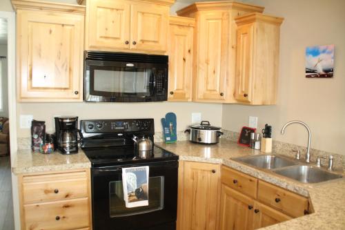 . 3 queen beds, 1 twin bed, 2 rooms, 1 and a half bath, self check-in, flexcation equipped