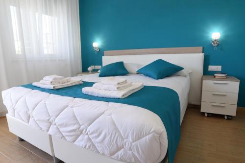 1 king bed, 1 twin bed