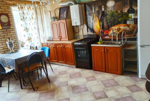Kitchen, Russkoye Podvorie Guest house in Privolzhsk