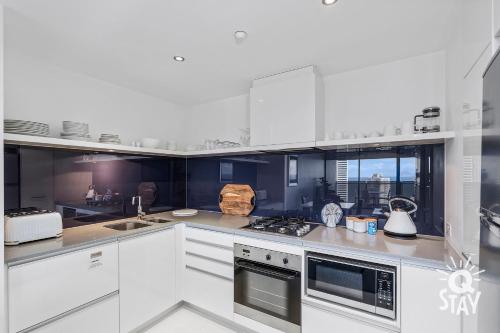 Circle on Cavill – 1 Bedroom + Study Ocean View in the heart of Surfers Paradise