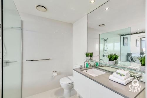 Circle on Cavill – 1 Bedroom + Study Ocean - 7 Night Special!