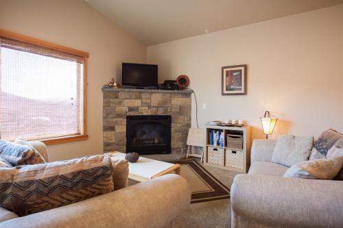 River Scene - Great Views! 30 day minimum required home