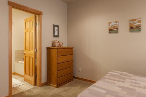 River Scene - Great Views! 30 day minimum required home