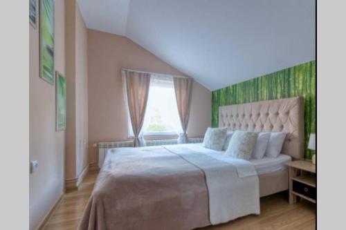 . Luxury Riverside Villa with Private Pool, Sauna and BBQ, 12 Guests