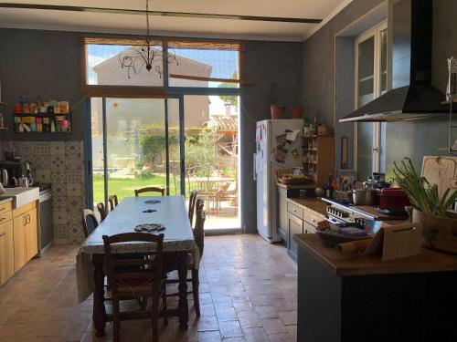 Maison Vigneronne atypique d'environ 200 m2 sur 3 niveaux Jardin Clos de 400 m2 avec piscine privée 12 couchages 4 chambres 3 lits de 160 cm et un lit de 120cm une pièce à vivre avec 4 couchages enfant supplémentaires gîte à louer Salles-d'Aude