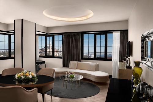 Shared lounge/TV area