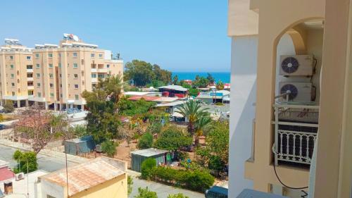 Luxury private rooms -SEA VIEW, NETFLIX, GYM- 5 Min from beach!