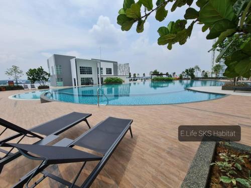 Swimming pool, E.Life SKS Habitat
WiFi+Netflix in Larkin