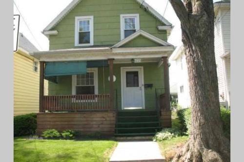 The Oakwood Cottage- With Private Yard & Parking, Minutes From Falls & Casino by Niagara Hospitality