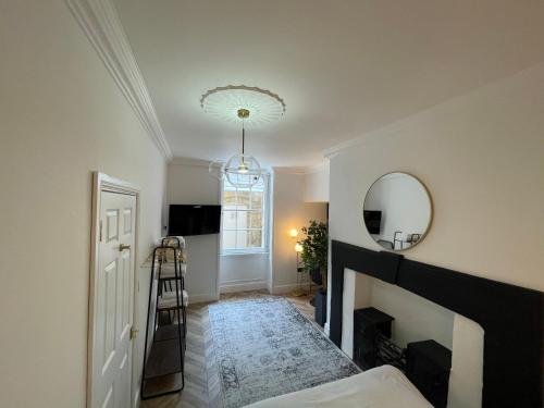 Picture of Central Period 2 Bed Apartment With Free Parking On Site Sleeps 1-6