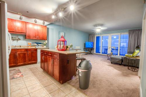 BEAUTIFUL 3 BD Laketown Wharf 1133- Best Amenities! - main image