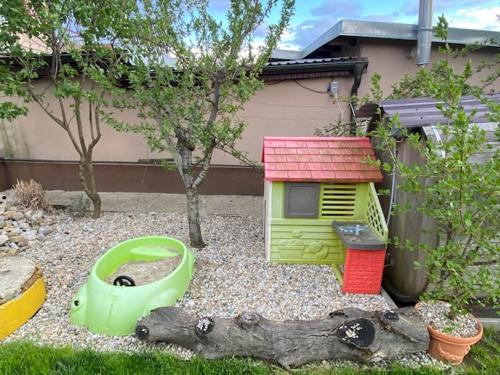 Spēļu laukums, Izba pre štyri osoby (Izba pre styri osoby) in Kolta