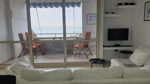 . M&I Beach Apartment with Sea View