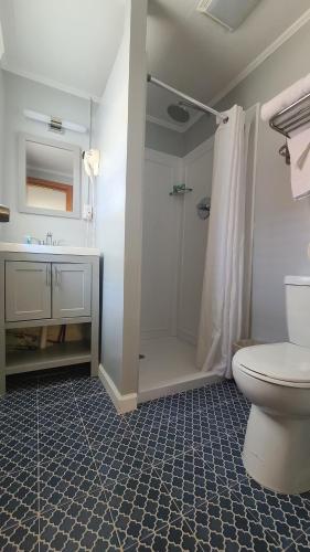 Standard Queen Room image 3